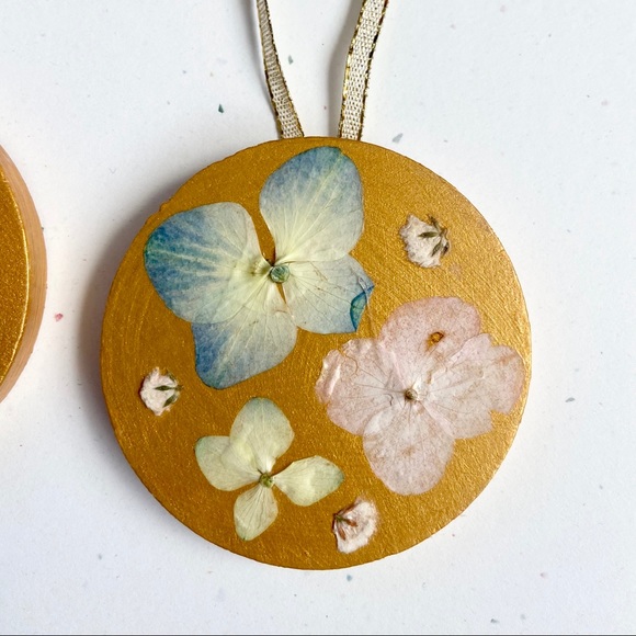 Pressed Flower Wooden Christmas Ornament Gold - Picture 5 of 8